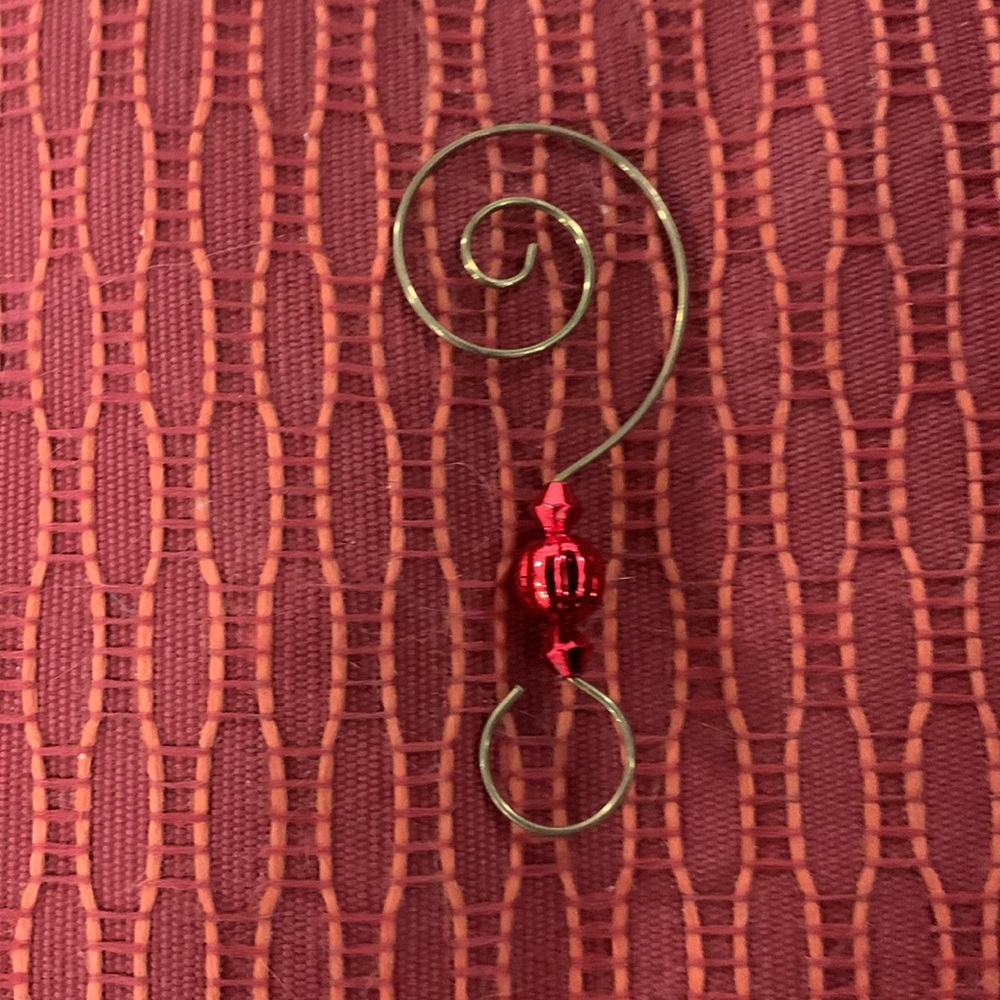 Set Of 50 VTG Dillards Ornament Hooks New Never Used. - Picture 3 of 3